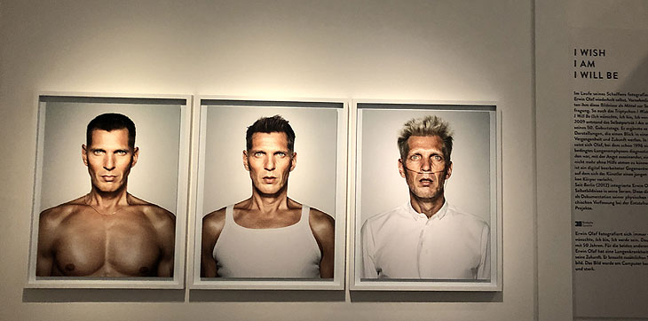 Der Künstler zeigt sich in "I wish - I am - I will be" Erwin Olaf. Unheimlich schön - Ausstellung in der Kunsthalle München (©Foto: Martin Schmitz)